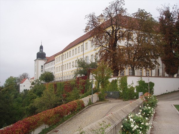 026-Фрайзинг. Епископский дворец-вид из монастырского сада